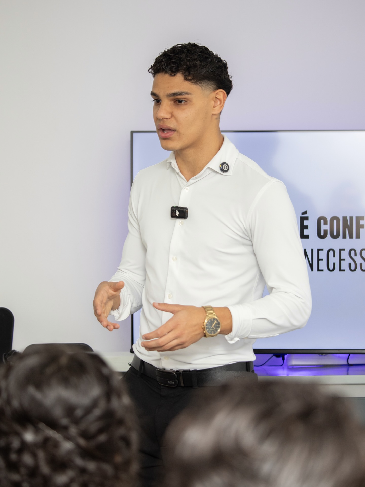 Pablo Mendes a apresentar uma palestra